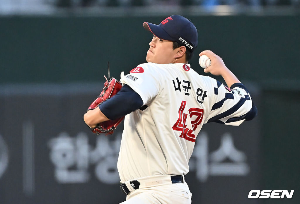 26일 부산 사직야구장에서 2025 신한 SOL 뱅크 KBO 리그 롯데 자이언츠와 KT 위즈의 경기가 열렸다. 홈팀 롯데는 나균안이, 방문팀 KT는 오원석이 선발 출전했다.롯데 자이언츠 선발 투수 나균안이 역투하고 있다. 2025.08.26 / foto0307@osen.co.kr