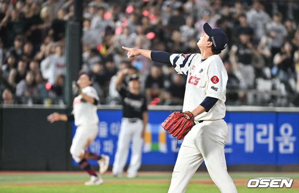 26일 부산 사직야구장에서 2025 신한 SOL 뱅크 KBO 리그 롯데 자이언츠와 KT 위즈의 경기가 열렸다. 홈팀 롯데는 나균안이, 방문팀 KT는 오원석이 선발 출전했다.롯데 자이언츠 선발 투수 나균안이 4회초 2사 KT 위즈 장성우의 3루 파울플라이 타구를 가리키고 있다. 2025.08.26 / foto0307@osen.co.kr
