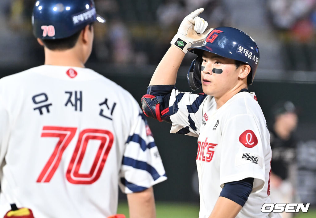 26일 부산 사직야구장에서 2025 신한 SOL 뱅크 KBO 리그 롯데 자이언츠와 KT 위즈의 경기가 열렸다. 홈팀 롯데는 나균안이, 방문팀 KT는 오원석이 선발 출전했다.롯데 자이언츠 박찬형이 5회말 우익수 앞 안타를 치고 세리머니를 하고 있다. 2025.08.26 / foto0307@osen.co.kr