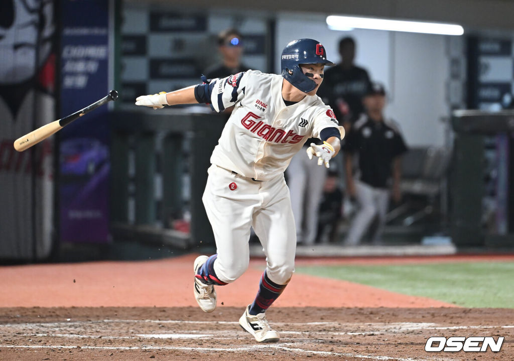 26일 부산 사직야구장에서 2025 신한 SOL 뱅크 KBO 리그 롯데 자이언츠와 KT 위즈의 경기가 열렸다. 홈팀 롯데는 나균안이, 방문팀 KT는 오원석이 선발 출전했다.롯데 자이언츠 박찬형이 5회말 우익수 앞 안타를 치고 있다. 2025.08.26 / foto0307@osen.co.kr