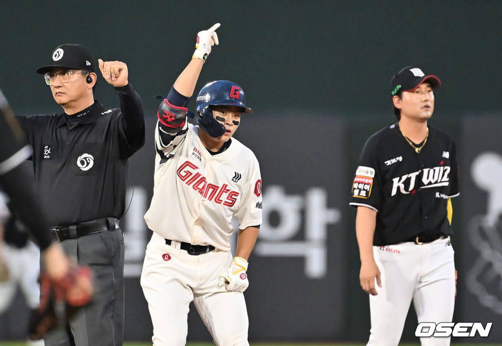 26일 부산 사직야구장에서 2025 신한 SOL 뱅크 KBO 리그 롯데 자이언츠와 KT 위즈의 경기가 열렸다. 홈팀 롯데는 나균안이, 방문팀 KT는 오원석이 선발 출전했다.롯데 자이언츠 박찬형이 1회말 좌중간 2루타를 치고 세리머니를 하고 있다. 2025.08.26 / foto0307@osen.co.kr