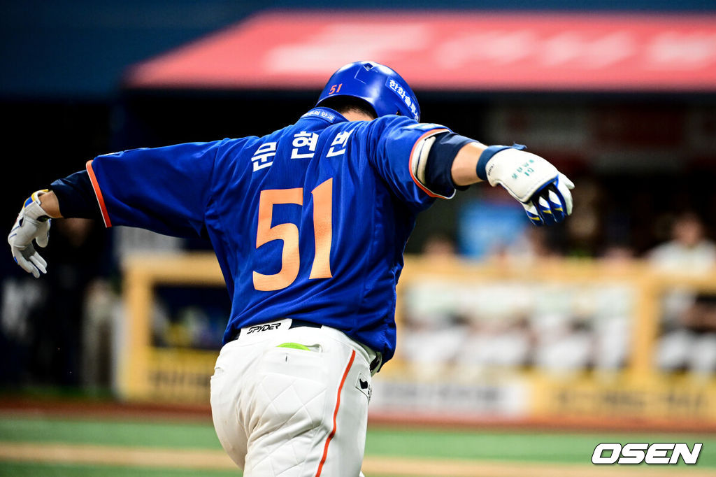 26일 오후 서울 고척스카이돔에서 ‘2025 신한 SOL Bank KBO리그’ 키움 히어로즈와 한화 이글스의 경기가 열렸다.키움은 알칸타라, 한화는 류현진을 선발로 내세웠다.9회초 한화 선두타자 문현빈이 역전 솔로 홈런을 날린 뒤 베이스를 돌고 있다. 2025.08.26 /cej@osen.co.kr