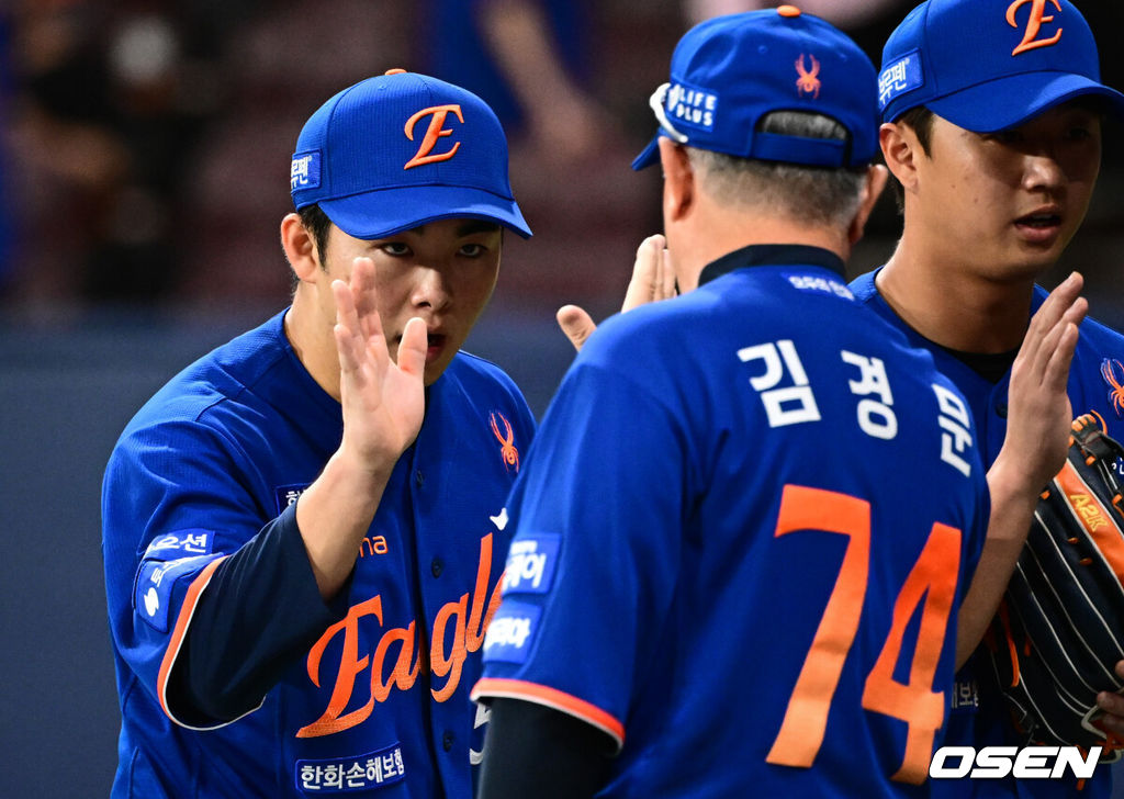 프로야구 한화 이글스가 6연패 이후 3연승으로 반등하며 1위 싸움을 이어갔다. 한화는 26일 서울 고척스카이돔에서 열린 2025 신한 SOL Bank KBO리그 키움 히어로즈와의 원정경기를 3–1로 승리했다. 한화 문현빈이 김경문 감독과 승리를 기뻐하고 있다. 2025.08.26 /cej@osen.co.kr