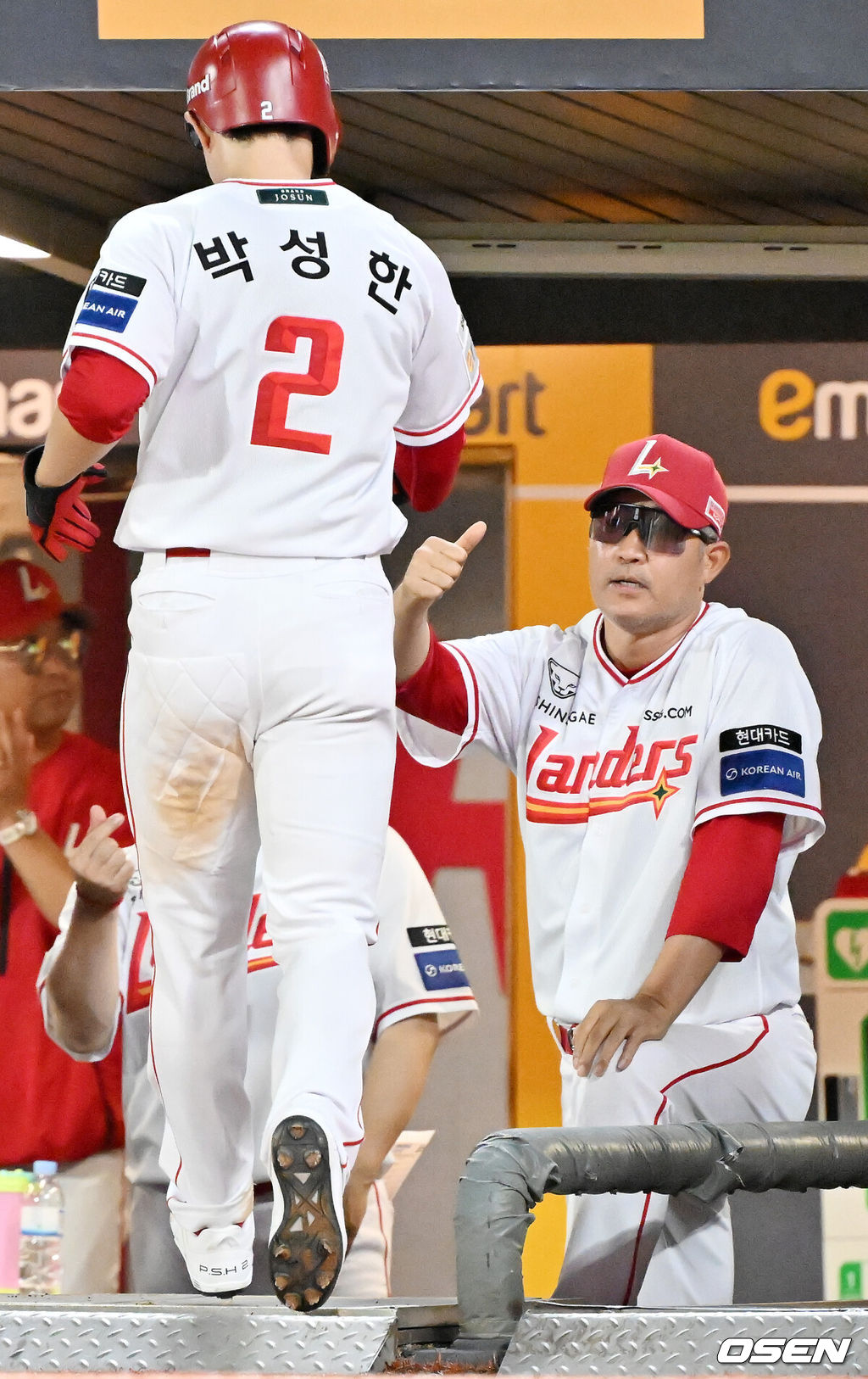 26일 인천 SSG랜더스필드에서 ‘2025 신한 SOL Bank KBO리그’ SSG 랜더스와 KIA 타이저그의 경기가 열렸다.홈팀 SSG는 문승원, 어웨이팀 KIA는 양현종을 선발로 내세웠다.4회말 2사 주자 1,2루 SSG 최정의 좌익수 앞 1타점 적시타때 홈을 밟은 박성한이 덕아웃에서 이숭용 감독과 하이파이브를 하고 있다. 2025.08.26 / rumi@osen.co.kr