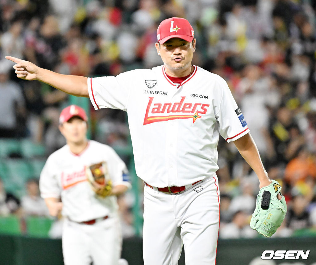 26일 인천 SSG랜더스필드에서 ‘2025 신한 SOL Bank KBO리그’ SSG 랜더스와 KIA 타이저그의 경기가 열렸다.홈팀 SSG는 문승원, 어웨이팀 KIA는 양현종을 선발로 내세웠다.8회초를 마친 SSG 노경은이 세리머니를 하고 있다. 2025.08.26 / rumi@osen.co.kr
