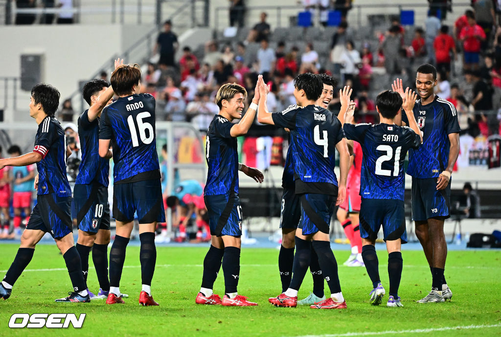 대굴욕이다. 한국축구가 일본에 사상 첫 3연패를 당했다. 홍명보 감독이 이끄는 남자축구대표팀은 15일 오후 7시 24분 용인 미르스타디움에서 개최되는 2025 동아시아축구연맹(EAFF) E-1 챔피언십(동아시안컵) 3차전에서 숙적 일본에게 0-1로 패해 우승컵 탈환에 실패했다. 대회 3승의 일본이 통산 세 번째 우승을 달성했다. 일본은 안방의 한국을 누르고 대회 2연패까지 가져갔다. 한국은 여전히 5회 우승으로 최다우승이지만 2개 대회 연속 일본에 밀렸다. 일본 선수들이 우승을 기뻐하고 있다. 2025.07.15 / jpnews@osen.co.kr