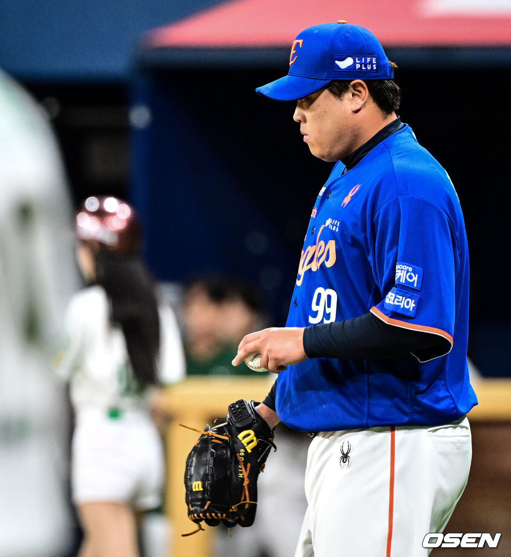 26일 오후 서울 고척스카이돔에서 ‘2025 신한 SOL Bank KBO리그’ 키움 히어로즈와 한화 이글스의 경기가 열렸다.키움은 알칸타라, 한화는 류현진을 선발로 내세웠다.1회말 1사 1루 키움 박주홍에게 좌중간으로 선제 1타점 2루타를 허용한 한화 류현진이 아쉬워하고 있다. 2025.08.26 /cej@osen.co.kr