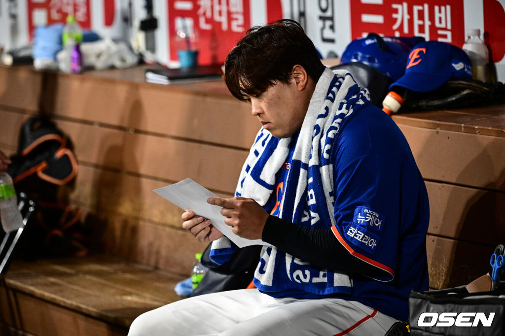 26일 오후 서울 고척스카이돔에서 ‘2025 신한 SOL Bank KBO리그’ 키움 히어로즈와 한화 이글스의 경기가 열렸다.키움은 알칸타라, 한화는 류현진을 선발로 내세웠다.한화 류현진이 기록을 살피고 있다. 2025.08.26 /cej@osen.co.kr