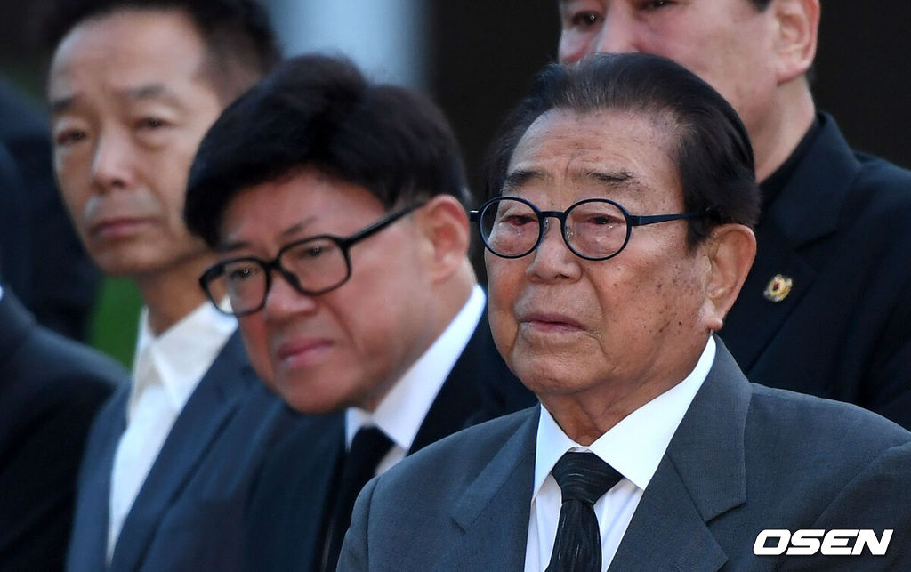 26일 오전 서울 반포동 성모병원 장례식장에서 진행된 故 구봉서 발인식에서 송해, 엄용수, 김학래를 비롯한 많은 희극인들이 배웅의 인사를 하고 있다.향년 90세 노환으로 세상을 떠난 故 구봉서는 1세대 대표 희극인으로, '웃으면 복이 와요'를 통해 한국 코미디의 대중적인 인기를 끈 주역일 뿐 아니라, '애정파도', '오부자' 등 400여편의 영화에도 출연하며 활발한 활동을 펼쳤다. /dreamer@osen.co.kr