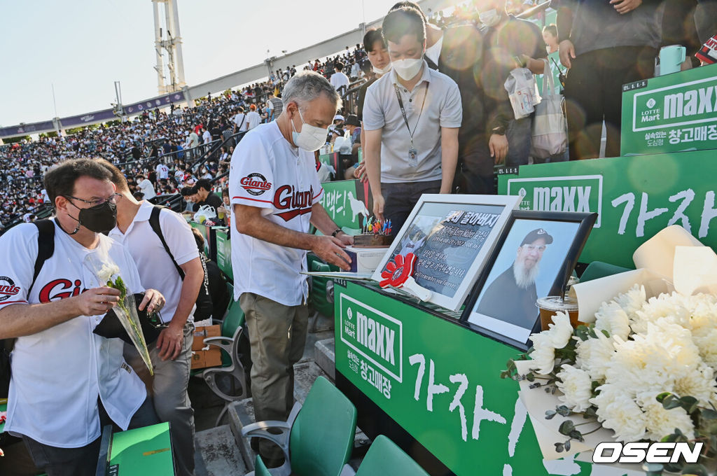21일 부산 사직구장에서 ‘2022 신한은행 SOL KBO리그’ 롯데 자이언츠와 한화 이글스의 경기가 열렸다. 필립 골드버그 주한미국대사가 사직구장을 찾아 지난 16일 별세한 ‘사직 할아버지’ 케리 마허 전 영산대 교수의 추모공간에서 헌화하고 있다. 2022.08.21 / foto0307@osen.co.kr
