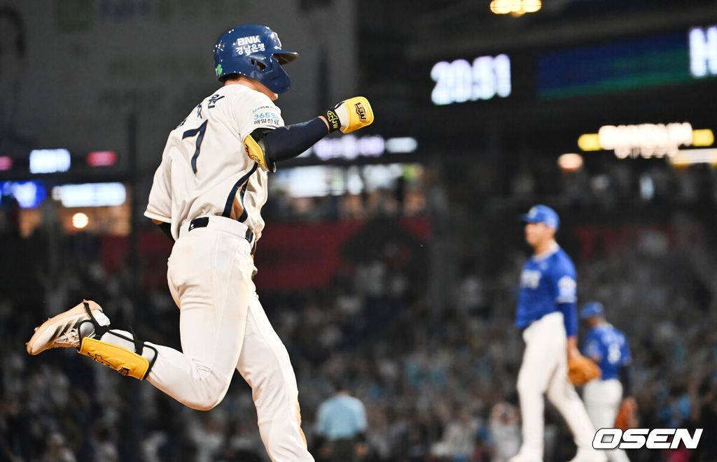 21일 창원NC파크에서 2025 신한 SOL 뱅크 KBO 리그 NC 다이노스와 삼성 라이온즈의 경기가 열렸다. 홈팀 NC는 로건이, 방문팀 삼성은 가라비토가 선발 출전했다. NC 다이노스 김주원이 7회초 2사 1루 우중원 역전 2점 홈런을 치고 그라운드를 돌고 있다. 2025.08.21 / foto0307@osen.co.kr