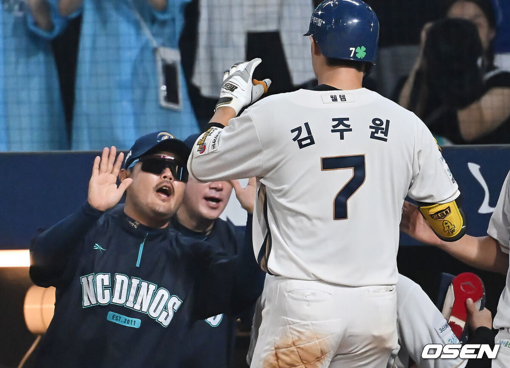 21일 창원NC파크에서 2025 신한 SOL 뱅크 KBO 리그 NC 다이노스와 삼성 라이온즈의 경기가 열렸다. 홈팀 NC는 로건이, 방문팀 삼성은 가라비토가 선발 출전했다. NC 다이노스 김주원이 7회초 2사 1루 우중원 역전 2점 홈런을 치고 이호준 감독과 하이파이브를 하고 있다. 2025.08.21 / foto0307@osen.co.kr