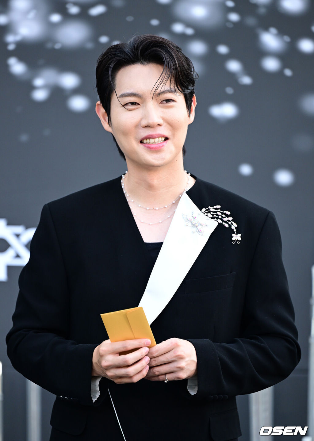 23일 인천 남동체육관에서 KBS 2TV '불후의 명곡' 2025 상반기 왕중왕전 레드카펫이 진행됐다.이번 왕중왕전에는 조째즈, 라포엠, 신승태&최수호, 손태진&전유진, 정준일, 알리, 소향, 허용별, 이승기&이홍기, 최정원&손승연 등이 참가한다.가수 손태진이 포토타임을 하고 있다. 2025.06.23 / dreamer@osen.co.kr