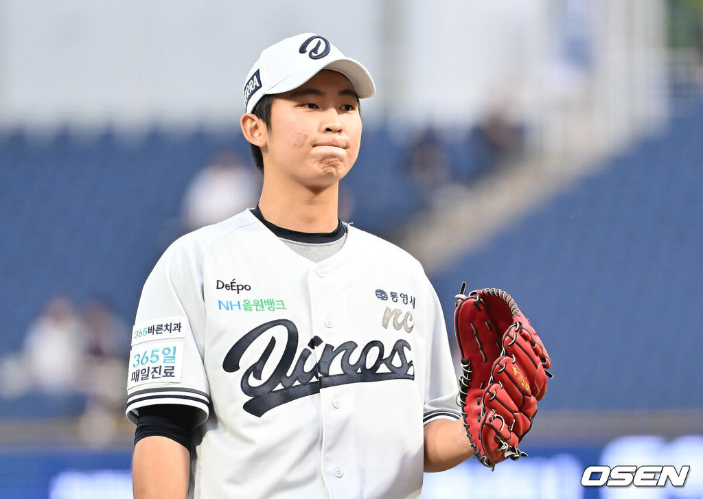 27일 창원NC파크에서 2025 신한 SOL 뱅크 KBO 리그 NC 다이노스와 LG 트윈스의 경기가 열렸다. 홈팀 NC는 신영우가, 방문팀 LG는 치리노스가 선발 출전했다. NC 다이노스 선발투수 신영우가 1회초 1사 2루 LG 트윈스 오스틴에게 좌월 2점 홈런을 맞고 아쉬워하고 있다. 2025.08.27 / foto0307@osen.co.kr