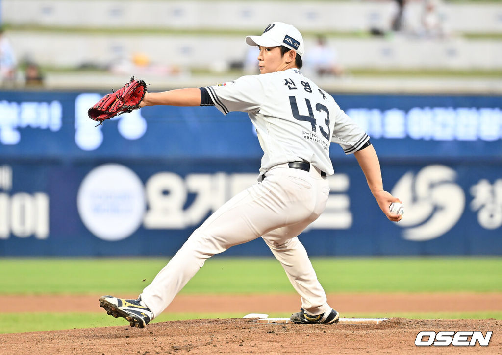 27일 창원NC파크에서 2025 신한 SOL 뱅크 KBO 리그 NC 다이노스와 LG 트윈스의 경기가 열렸다. 홈팀 NC는 신영우가, 방문팀 LG는 치리노스가 선발 출전했다. NC 다이노스 선발투수 신영우가 역투하고 있다. 2025.08.27 / foto0307@osen.co.kr