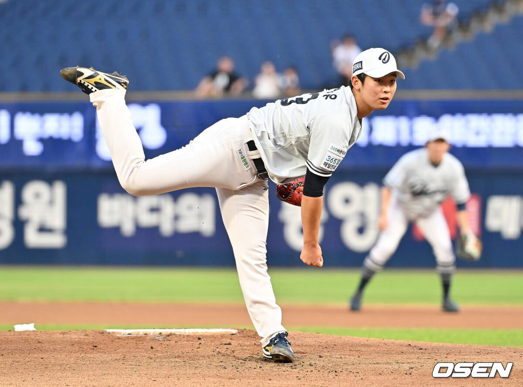 27일 창원NC파크에서 2025 신한 SOL 뱅크 KBO 리그 NC 다이노스와 LG 트윈스의 경기가 열렸다. 홈팀 NC는 신영우가, 방문팀 LG는 치리노스가 선발 출전했다. NC 다이노스 선발투수 신영우가 역투하고 있다. 2025.08.27 / foto0307@osen.co.kr