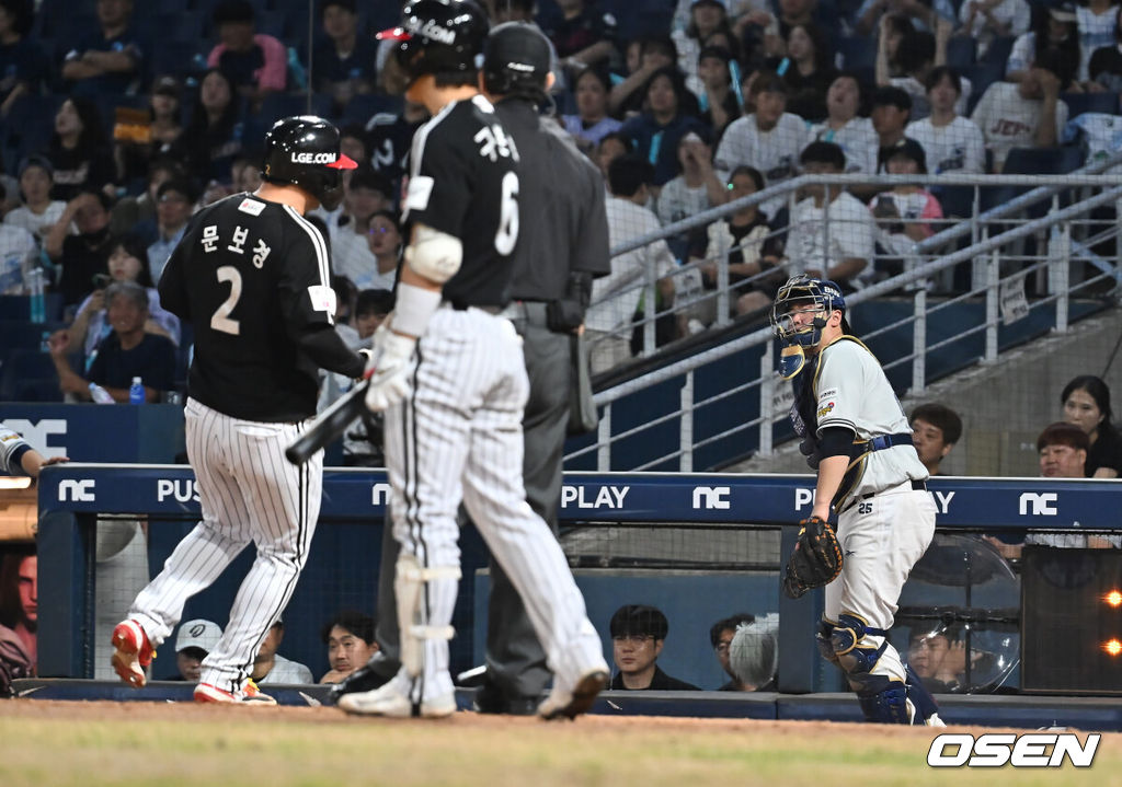 27일 창원NC파크에서 2025 신한 SOL 뱅크 KBO 리그 NC 다이노스와 LG 트윈스의 경기가 열렸다. 홈팀 NC는 신영우가, 방문팀 LG는 치리노스가 선발 출전했다. NC 다이노스 김형준이 3회초 1사 2,3루 LG 트윈스 구본혁 타석때 조민석의 폭투를 잡지 못하고 실점하고 있다. 2025.08.27 / foto0307@osen.co.kr