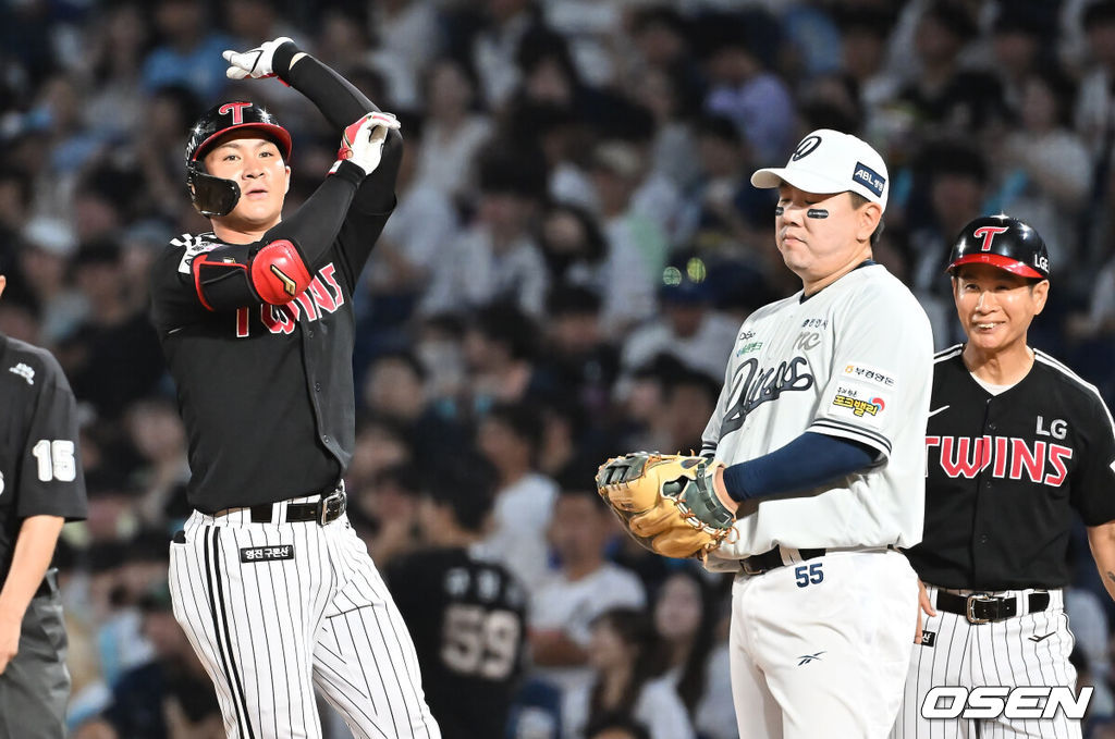 27일 창원NC파크에서 2025 신한 SOL 뱅크 KBO 리그 NC 다이노스와 LG 트윈스의 경기가 열렸다. 홈팀 NC는 신영우가, 방문팀 LG는 치리노스가 선발 출전했다. LG 트윈스 오지환이 4회초 1사 1,3루 우익수 앞 1타점 안타를 치고 세리머니를 하고 있다. 2025.08.27 / foto0307@osen.co.kr