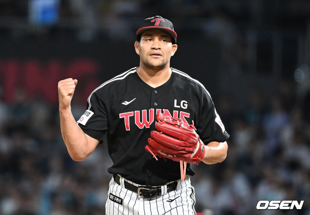 27일 창원NC파크에서 2025 신한 SOL 뱅크 KBO 리그 NC 다이노스와 LG 트윈스의 경기가 열렸다. 홈팀 NC는 신영우가, 방문팀 LG는 치리노스가 선발 출전했다. LG 트윈스 선발투수 치리노스가 4회말 2사 1루 NC 다이노스 데이비슨을 유격수 앞 땅볼로 잡고 주먹을 불끈 쥐고 있다. 2025.08.27 / foto0307@osen.co.kr