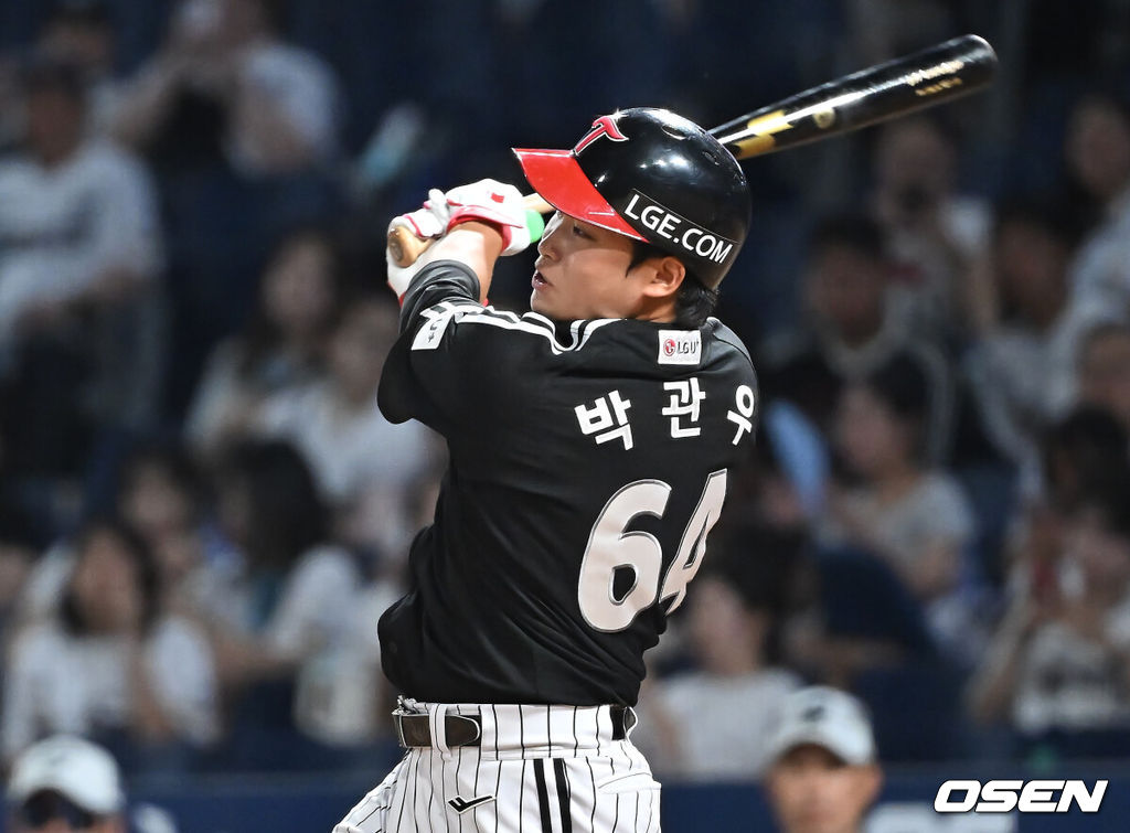 27일 창원NC파크에서 2025 신한 SOL 뱅크 KBO 리그 NC 다이노스와 LG 트윈스의 경기가 열렸다. 홈팀 NC는 신영우가, 방문팀 LG는 치리노스가 선발 출전했다. LG 트윈스 박관우가 9회초 2사 1,2루 중견수 앞 1타점 안타를 치고 있다. 2025.08.27 / foto0307@osen.co.kr