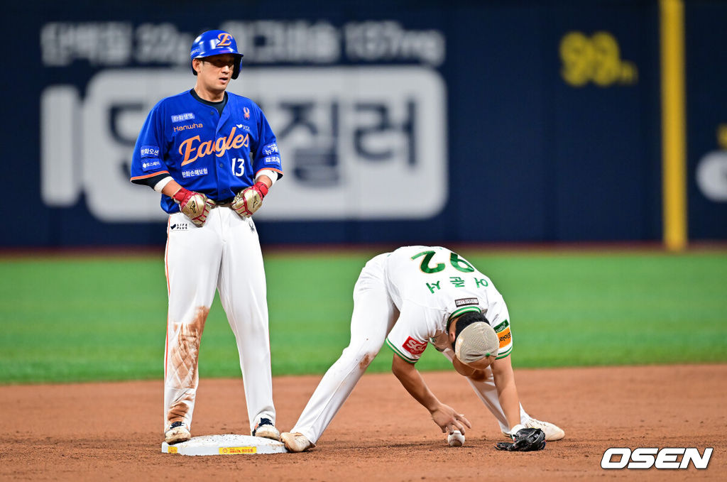 27일 오후 서울 고척스카이돔에서 ‘2025 신한 SOL BANK KBO리그’ 키움 히어로즈와 한화 이글스의 경기가 진행됐다.이날 키움은 메르세데스를, 한화는 문동주를 선발투수로 내세웠다.3회초 무사 1루 한화 심우준의 번트때 어준서 유격수가 포구 실책하며 공을 놓치고 있다. 2025.08.27 / soul1014@osen.co.kr