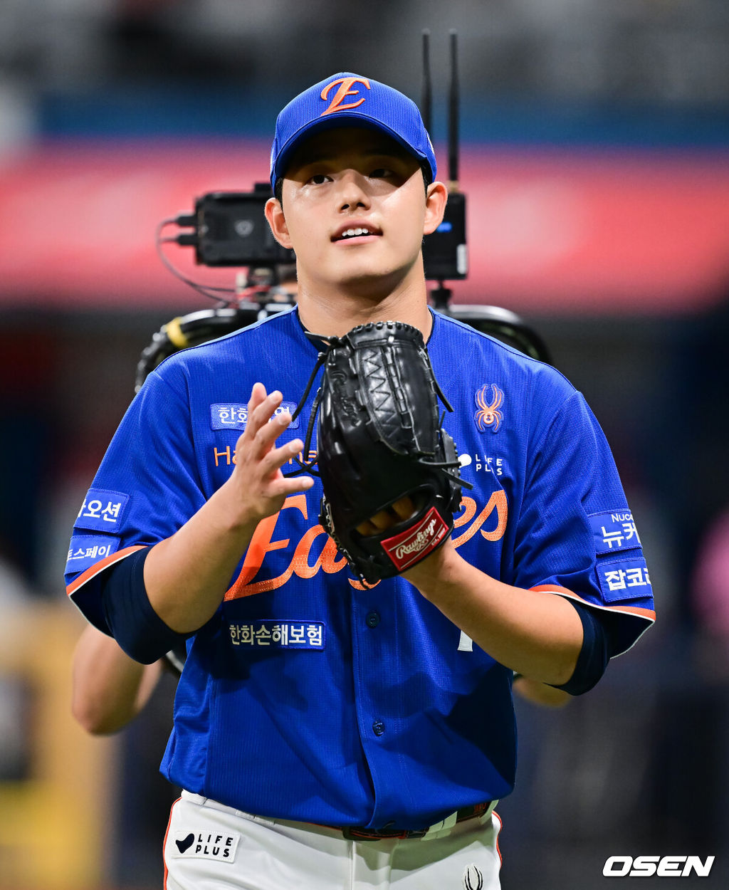 27일 오후 서울 고척스카이돔에서 ‘2025 신한 SOL BANK KBO리그’ 키움 히어로즈와 한화 이글스의 경기가 진행됐다.이날 키움은 메르세데스를, 한화는 문동주를 선발투수로 내세웠다.6회말 이닝종료 후 한화 선발투수 문동주가 박수를 치며 마운드를 내려가고 있다.   2025.08.27 / soul1014@osen.co.kr