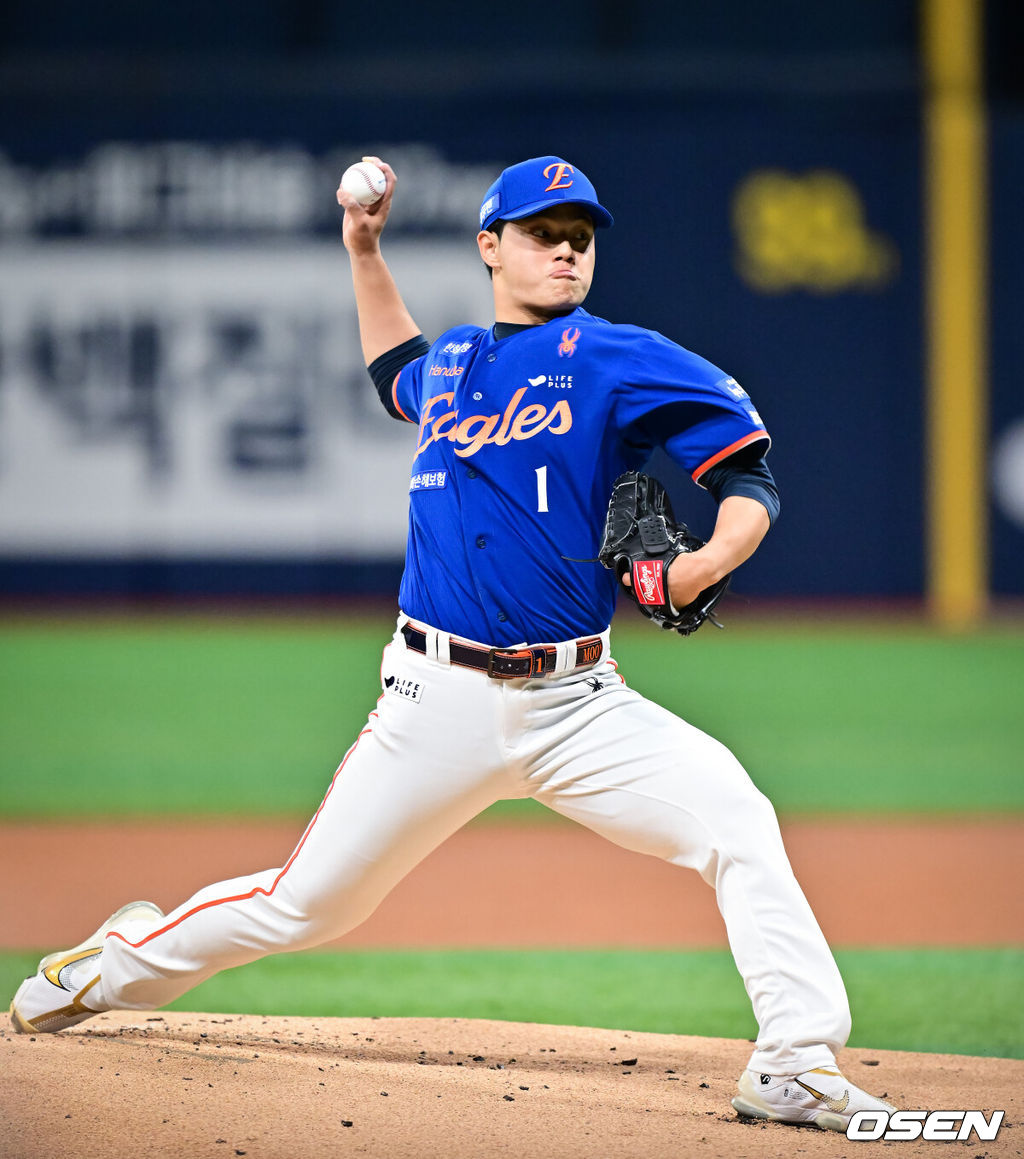 27일 오후 서울 고척스카이돔에서 ‘2025 신한 SOL BANK KBO리그’ 키움 히어로즈와 한화 이글스의 경기가 진행됐다.이날 키움은 메르세데스를, 한화는 문동주를 선발투수로 내세웠다.1회말 선발투수 문동주가 역투하고 있다.  2025.08.27 / soul1014@osen.co.kr