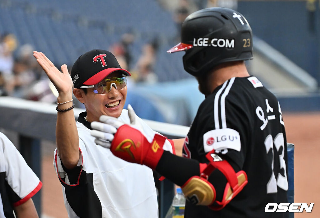 27일 창원NC파크에서 2025 신한 SOL 뱅크 KBO 리그 NC 다이노스와 LG 트윈스의 경기가 열렸다. 홈팀 NC는 신영우가, 방문팀 LG는 치리노스가 선발 출전했다. LG 트윈스 염경엽 감독이 1회초 1사 2루 좌월 2점 홈런을 친 오스틴을 반기고 있다. 2025.08.27 / foto0307@osen.co.kr