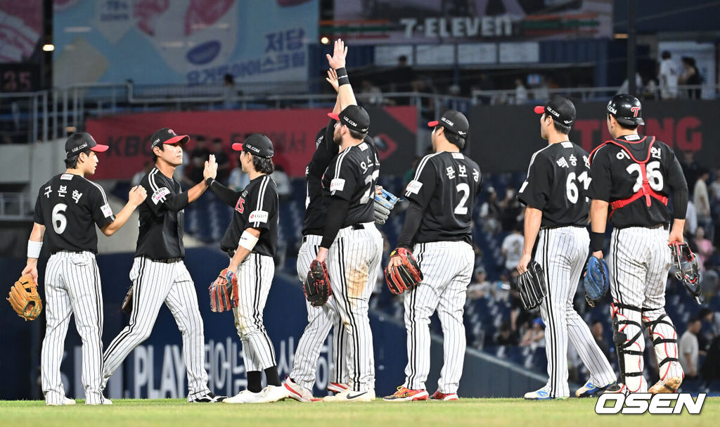27일 창원NC파크에서 2025 신한 SOL 뱅크 KBO 리그 NC 다이노스와 LG 트윈스의 경기가 열렸다. 홈팀 NC는 신영우가, 방문팀 LG는 치리노스가 선발 출전했다. LG 트윈스 선수들이 NC 다이노스에 10-1로 승리한 후 기쁨을 나누고 있다. 2025.08.27 / foto0307@osen.co.kr