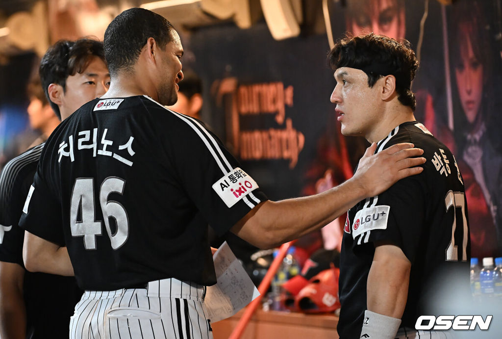 27일 창원NC파크에서 2025 신한 SOL 뱅크 KBO 리그 NC 다이노스와 LG 트윈스의 경기가 열렸다. 홈팀 NC는 신영우가, 방문팀 LG는 치리노스가 선발 출전했다. LG 트윈스 치리노스가 더그아웃에서 박동원과 얘기하고 있다. 2025.08.27 / foto0307@osen.co.kr