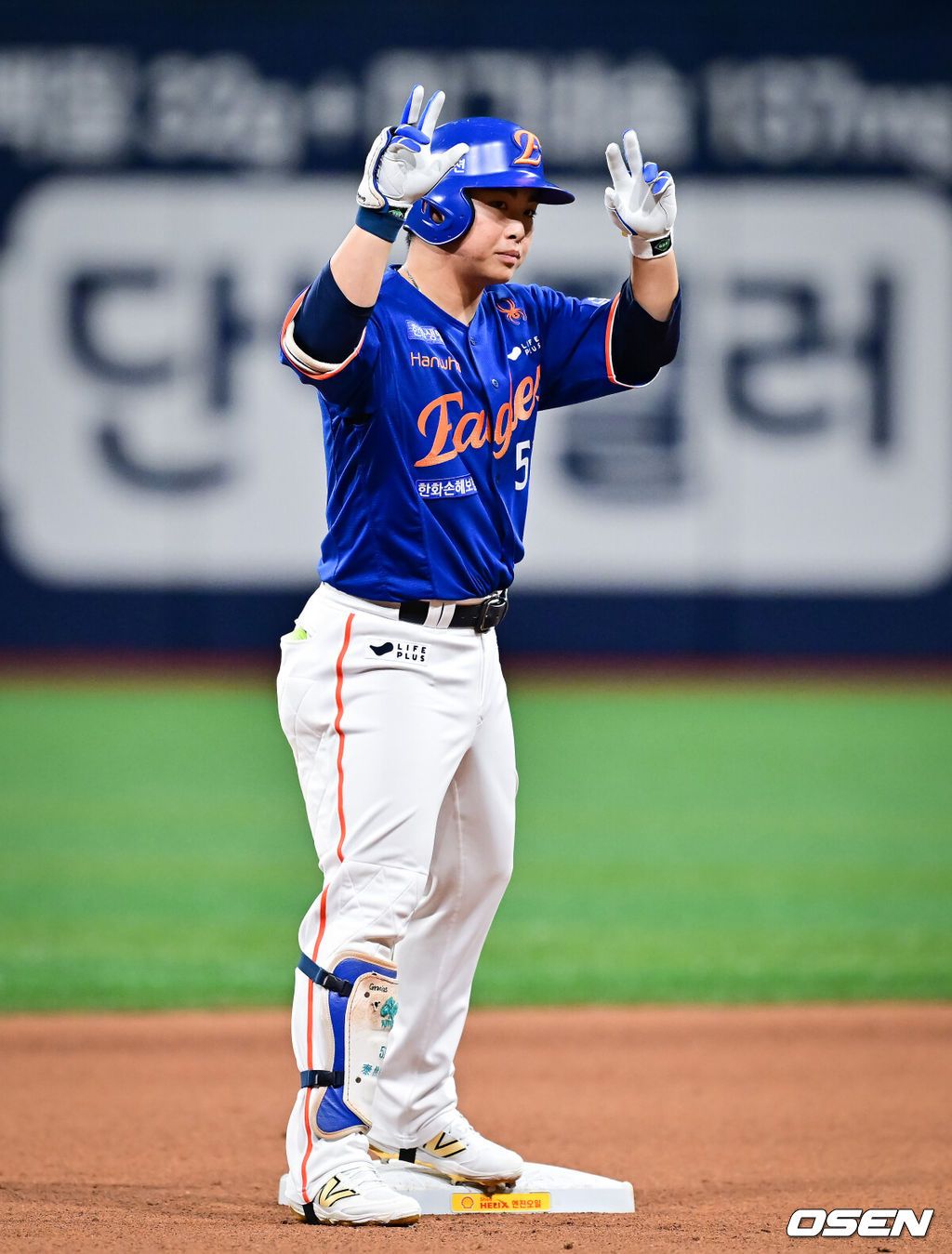 27일 오후 서울 고척스카이돔에서 ‘2025 신한 SOL BANK KBO리그’ 키움 히어로즈와 한화 이글스의 경기가 진행됐다.이날 키움은 메르세데스를, 한화는 문동주를 선발투수로 내세웠다.8회초 1사 1루 한화 문현빈이 1타점 적시 2루타를 날린뒤 세리머니를 하고 있다. 2025.08.27 / soul1014@osen.co.kr