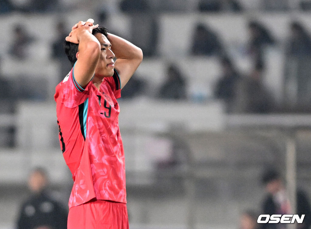 대한민국 대표팀이 홈에서 오만에 1-1로 비겼다. 홍명보(56) 감독이 이끄는 한국 축구 대표팀은 20일 오후 8시 고양종합운동장에서 열린 2026 국제축구연맹(FIFA) 북중미 월드컵 아시아지역 3차 예선 B조 7차전 오만과 맞대결을 치러 1-1로 비겼다.이로써 한국은 승점 15점(4승 3무)을 기록하며 B조 1위를 유지했다.경기 종료 후 한국 오세훈이 무승부에 아쉬워하고 있다. 2025.03.20 /sunday@osen.co.kr