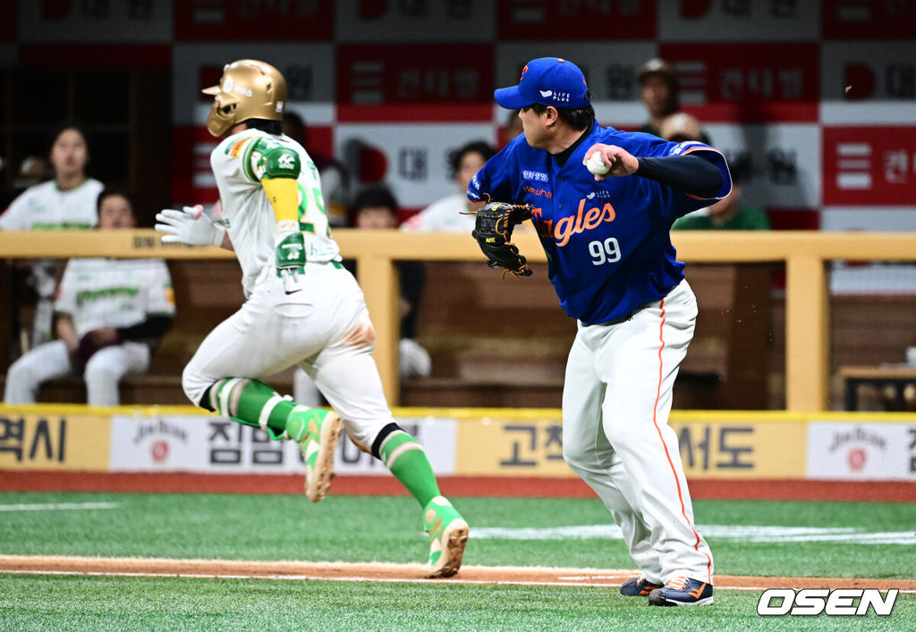 26일 오후 서울 고척스카이돔에서 ‘2025 신한 SOL Bank KBO리그’ 키움 히어로즈와 한화 이글스의 경기가 열렸다.키움은 알칸타라, 한화는 류현진을 선발로 내세웠다.6회말 2사 한화 류현진이 키움 임지열의 땅볼 타구를 처리하고 있다. 2025.08.26 /cej@osen.co.kr