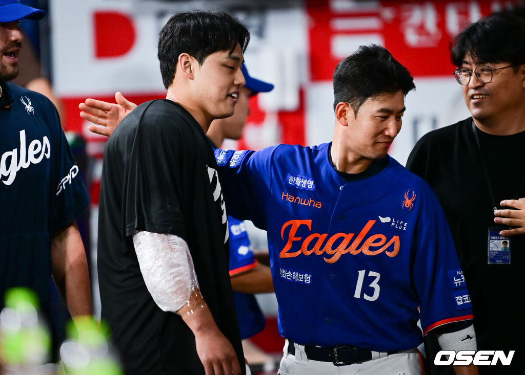 프로야구 한화 이글스가 부상에서 돌아온 문동주의 데뷔 첫 10승 호투에 힘입어 4연승을 달렸다. 고척 원정에서 8전 전승 행진까지 이어갔다.한화는 27일 서울 고척스카이돔에서 열린 2025 신한 SOL Bank KBO리그 키움 히어로즈와의 원정경기를 3-1로 승리했다. 경기종료 후 데뷔 첫 10승 달성한 한화 문동주가 최재훈 포수의 축하를 받고 있다. .  2025.08.27 / soul1014@osen.co.kr