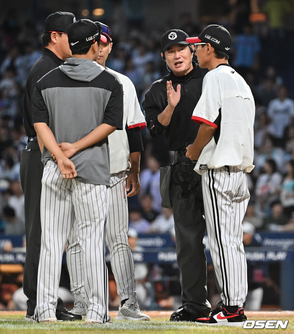 27일 창원NC파크에서 2025 신한 SOL 뱅크 KBO 리그 NC 다이노스와 LG 트윈스의 경기가 열렸다. 홈팀 NC는 신영우가, 방문팀 LG는 치리노스가 선발 출전했다. LG 트윈스 염경엽 감독이 2회말 심판의 치리노스 투구 동작에 대해 얘기하고 있다. 2025.08.27 / foto0307@osen.co.kr