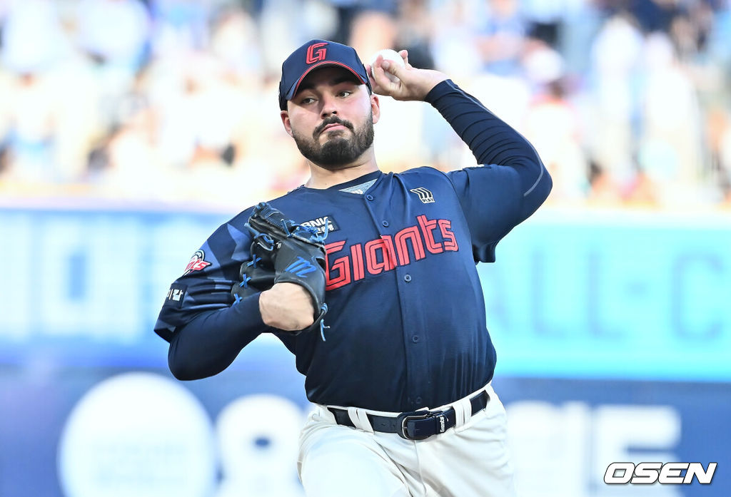 23일 창원NC파크에서 2025 신한 SOL 뱅크 KBO 리그 NC 다이노스와 롯데 자이언츠의 경기가 열렸다. 홈팀 NC는 김녹원이, 방문팀 롯데는 감보아가 선발 출전했다. 롯데 자이언츠 선발투수 감보아가 역투하고 있다. 2025.08.23 / foto0307@osen.co.kr