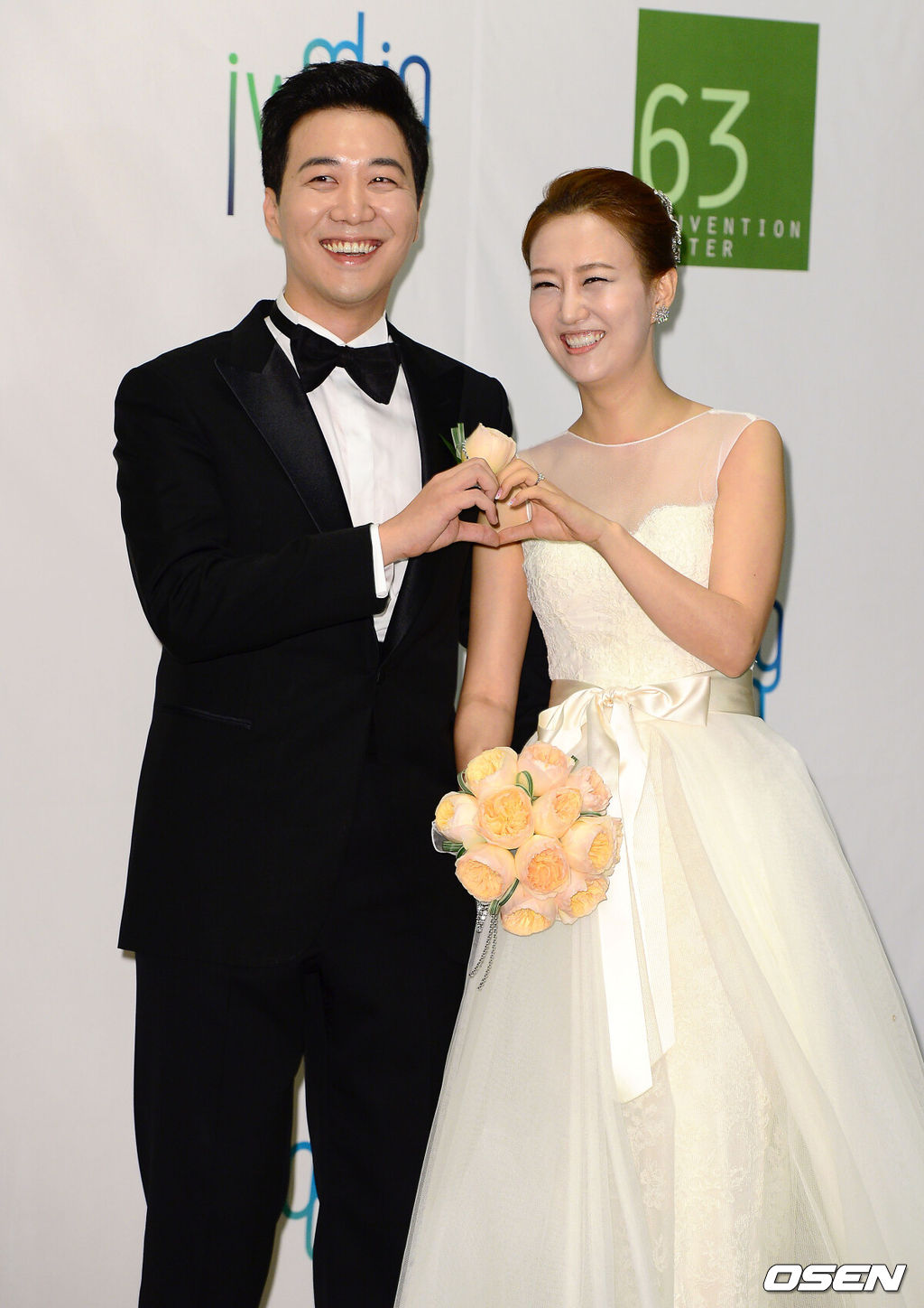28일 오전 서울 여의도 63빌딩 그랜드볼룸홀에서 가수 장윤정과 아나운서 도경완의 결혼식에서 아나운서 도경완과 가수 장윤정이 포토타임을 하고 있다.가수 장윤정과 아나운서 도경완의 결혼식은 1부와 2부로 진행되며, 주례는 KBS 길환영 사장이 맡는다.1부 사회는 개그맨 이휘재, 축가는 장윤정과 돈독한 우정을 자랑하는 화요비, 거미, 영지(전 버블시스터즈), 나비 등이 진행하며 2부에서는 개그맨 조세호(전 양배추)와 소속사 식구이자 후배가수인 박현빈이 각각 사회와 축가를 맡는다. /sunday@osen.co.kr