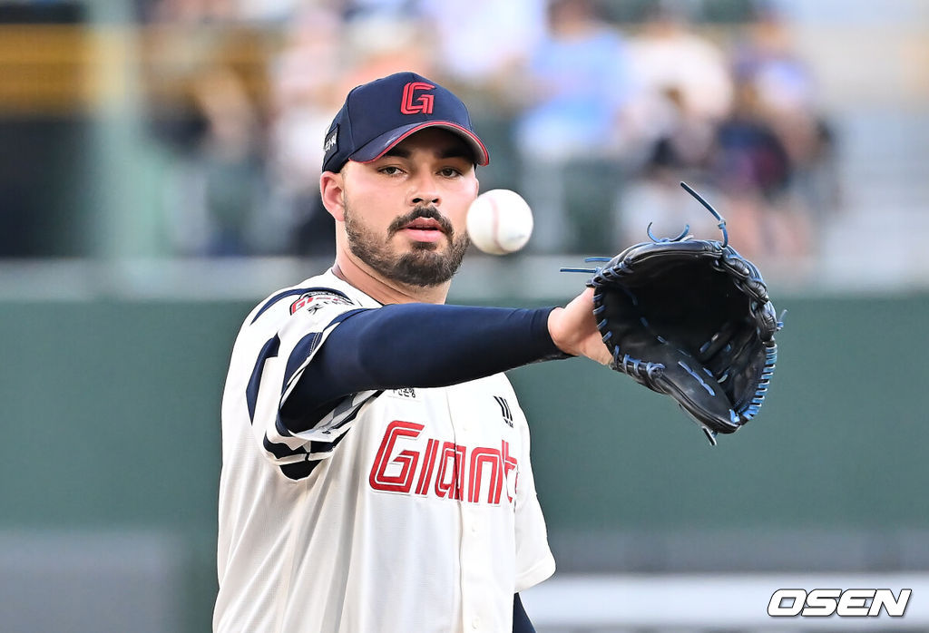 17일 부산 사직야구장에서 2025 신한 SOL 뱅크 KBO 리그 롯데 자이언츠와 삼성 라이온즈의 경기가 열렸다. 홈팀 롯데는 감보아가, 방문팀 삼성은 이승현이 선발 출전했다.롯데 자이언츠 선발 투수 감보아가 볼을 받고 있다. 2025.08.17 / foto0307@osen.co.kr
