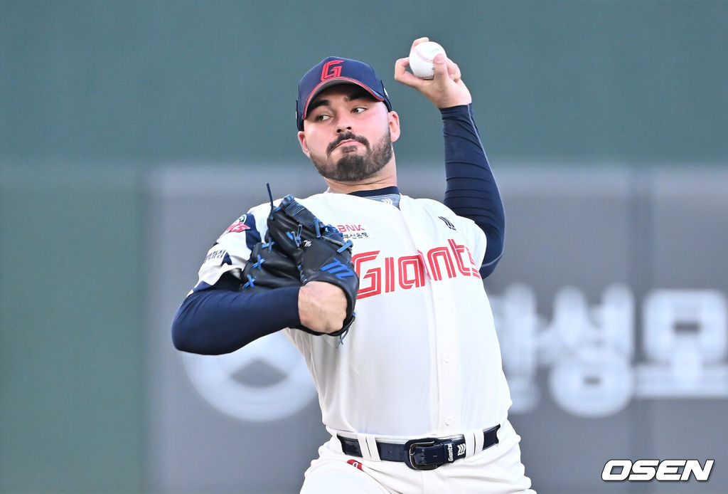 17일 부산 사직야구장에서 2025 신한 SOL 뱅크 KBO 리그 롯데 자이언츠와 삼성 라이온즈의 경기가 열렸다. 홈팀 롯데는 감보아가, 방문팀 삼성은 이승현이 선발 출전했다.롯데 자이언츠 선발 투수 감보아가 역투하고 있다. 2025.08.17 / foto0307@osen.co.kr