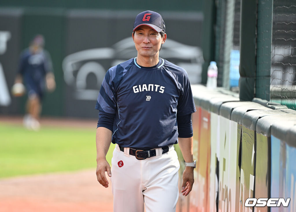 28일 부산 사직야구장에서 2025 신한 SOL 뱅크 KBO 리그 롯데 자이언츠와 KT 위즈의 경기가 열린다. 홈팀 롯데는 감보아가, 방문팀 KT는 헤이수스가 선발 출전한다.롯데 자이언츠 김현욱 코치가 1군으로 올라와 선수들의 훈련을 지켜보고 있다. 2025.08.28 / foto0307@osen.co.kr