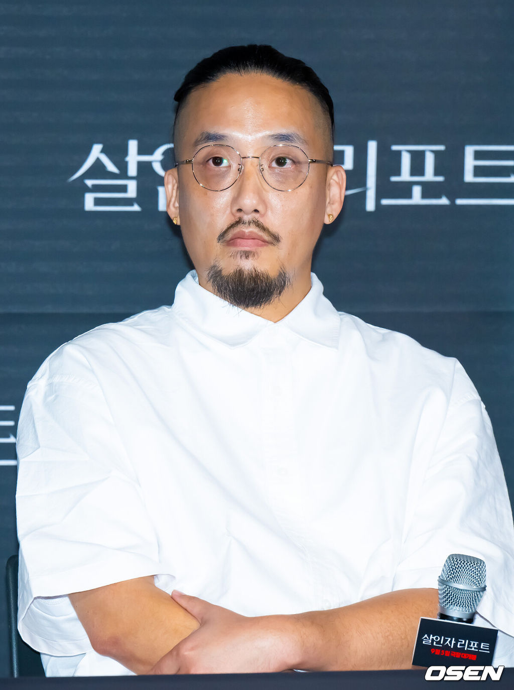 28일 오후 서울 용산아이파크몰 내 용산 CGV에서 영화 '살인자 리포트' 언론시사회가 진행됐다.영화 ‘살인자 리포트’는 특종에 목마른 베테랑 기자 선주(조여정)에게 정신과 의사 영훈(정성일)이 연쇄살인을 고백하는 인터뷰를 요청하면서 벌어지는 이야기다.조영준 감독이 질문을 듣고 있다.   2025.08.28 / soul1014@osen.co.kr