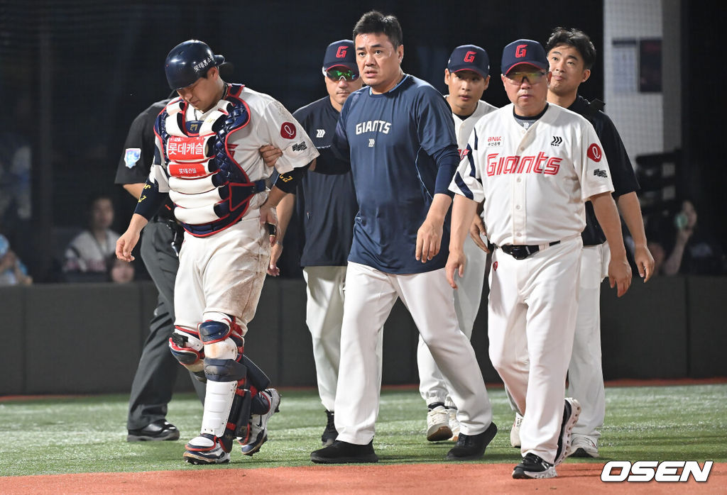 28일 부산 사직야구장에서 2025 신한 SOL 뱅크 KBO 리그 롯데 자이언츠와 KT 위즈의 경기가 열렸다. 홈팀 롯데는 감보아가, 방문팀 KT는 헤이수스가 선발 출전했다.롯데 자이언츠 유강남이 5회초 2사 KT 위즈 안현민의 파울 타구에 목 부위를 맞고 교체되고 있다. 2025.08.28 / foto0307@osen.co.kr