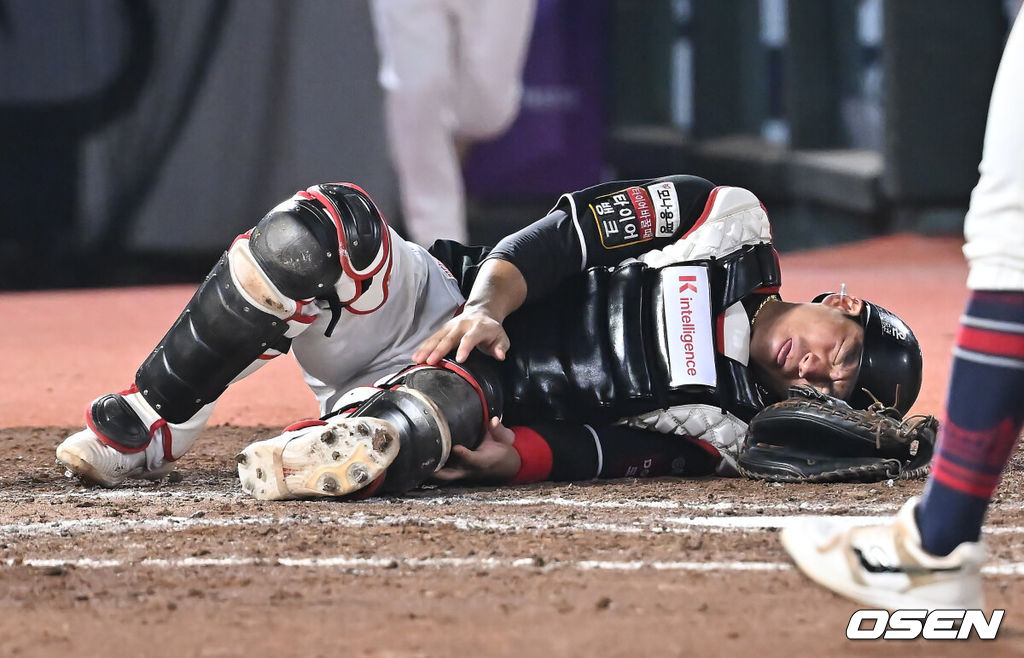 28일 부산 사직야구장에서 2025 신한 SOL 뱅크 KBO 리그 롯데 자이언츠와 KT 위즈의 경기가 열렸다. 홈팀 롯데는 감보아가, 방문팀 KT는 헤이수스가 선발 출전했다.KT 위즈 강현우가 5회말 1사 1루 롯데 자이언츠 박찬형의 번트 파울 타구에 맞고 괴로워하고 있다. 2025.08.28 / foto0307@osen.co.kr