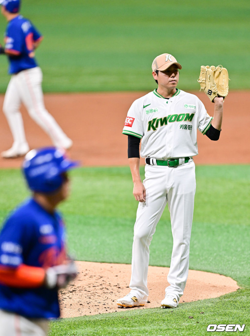 28일 오후 서울 고척스카이돔에서 ‘2025 신한 SOL BANK KBO리그’ 키움 히어로즈와 한화 이글스의 경기가 진행됐다.이날 키움은 하영민을, 한화는 폰세를 선발투수로 내세웠다.3회초 2사 만루 한화 이원석에게 밀어내기 볼넷 허용한 키움 선발투수 하영민이 아쉬워하고 있다.  2025.08.28 / soul1014@osen.co.kr