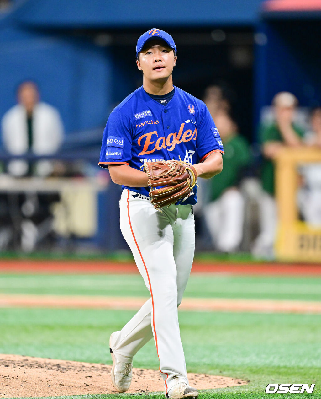 28일 오후 서울 고척스카이돔에서 ‘2025 신한 SOL BANK KBO리그’ 키움 히어로즈와 한화 이글스의 경기가 진행됐다.이날 키움은 하영민을, 한화는 폰세를 선발투수로 내세웠다.7회말 한화 정우주가 세타자 연속 3구 삼진아웃 잡은뒤 마운드를 내려가고 있다.   2025.08.28 / soul1014@osen.co.kr