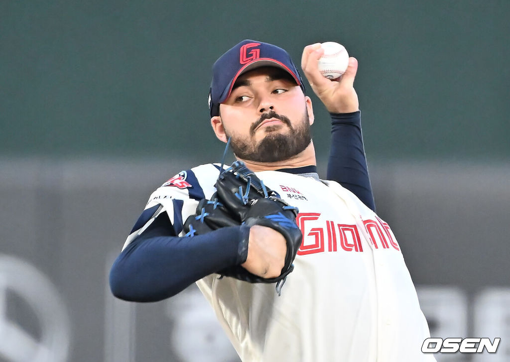 28일 부산 사직야구장에서 2025 신한 SOL 뱅크 KBO 리그 롯데 자이언츠와 KT 위즈의 경기가 열렸다. 홈팀 롯데는 감보아가, 방문팀 KT는 헤이수스가 선발 출전했다.롯데 자이언츠 선발 투수 감보아가 역투하고 있다. 2025.08.28 / foto0307@osen.co.kr