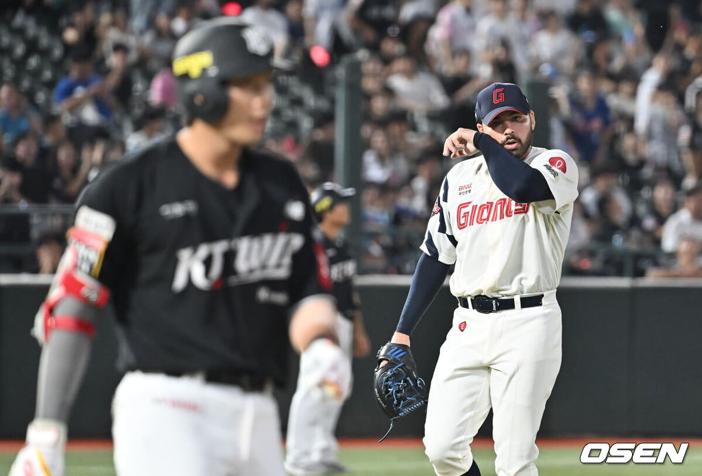 28일 부산 사직야구장에서 2025 신한 SOL 뱅크 KBO 리그 롯데 자이언츠와 KT 위즈의 경기가 열렸다. 홈팀 롯데는 감보아가, 방문팀 KT는 헤이수스가 선발 출전했다.롯데 자이언츠 선발 투수 감보아가 4회초 2사 1,2루 KT 위즈 장진혁을 2루수 플라이로 잡고 더그아웃으로 들어가고 있다. 2025.08.28 / foto0307@osen.co.kr