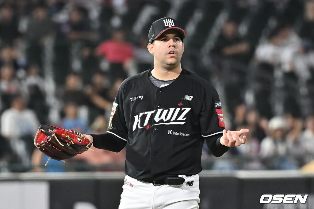 28일 부산 사직야구장에서 2025 신한 SOL 뱅크 KBO 리그 롯데 자이언츠와 KT 위즈의 경기가 열렸다. 홈팀 롯데는 감보아가, 방문팀 KT는 헤이수스가 선발 출전했다.KT 위즈 헤이수스가 6회말 1사 1루 심판의 보크 판정에 당황한 표정을 짓고 있다. 2025.08.28 / foto0307@osen.co.kr