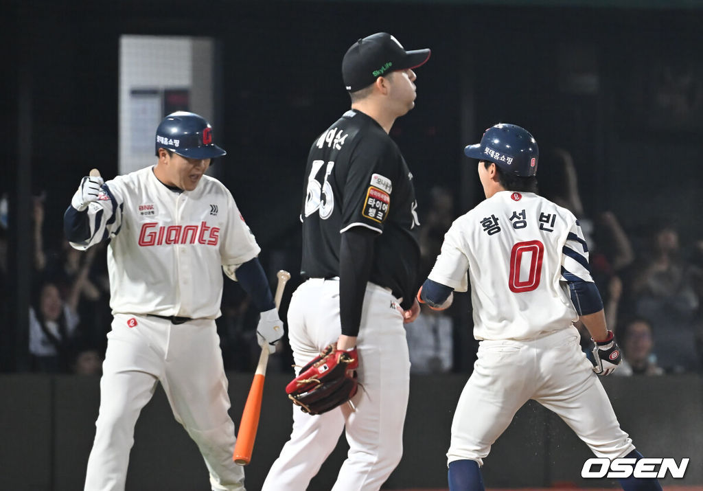 28일 부산 사직야구장에서 2025 신한 SOL 뱅크 KBO 리그 롯데 자이언츠와 KT 위즈의 경기가 열렸다. 홈팀 롯데는 감보아가, 방문팀 KT는 헤이수스가 선발 출전했다.롯데 자이언츠 황성빈이 6회말 1사 1,2루 정훈의 1루 땅볼 아웃때 포수 송구 실책을 틈타 홈까지 쇄도, 득점에 성공한 후 환호하고 있다. 2025.08.28 / foto0307@osen.co.kr