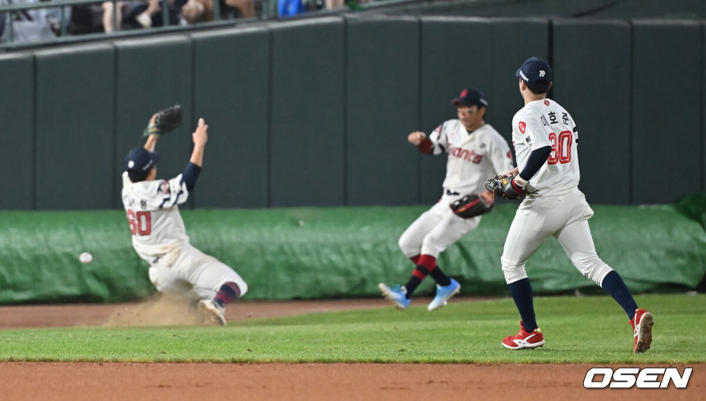 28일 부산 사직야구장에서 2025 신한 SOL 뱅크 KBO 리그 롯데 자이언츠와 KT 위즈의 경기가 열렸다. 홈팀 롯데는 감보아가, 방문팀 KT는 헤이수스가 선발 출전했다.롯데 자이언츠 박찬형이 8회초 무사 KT 위즈 강백호의 타구를 놓치고 있다. 2025.08.28 / foto0307@osen.co.kr